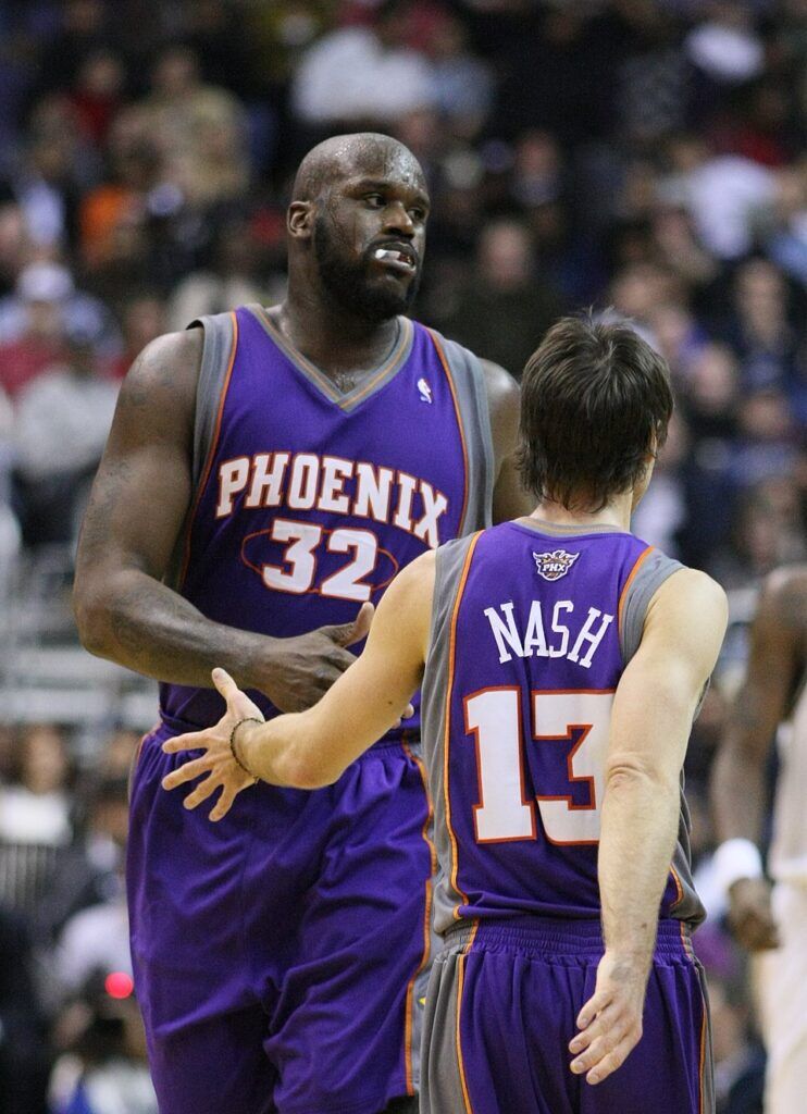 Steve Nash and Shaquille O'Neal in a Basketball match